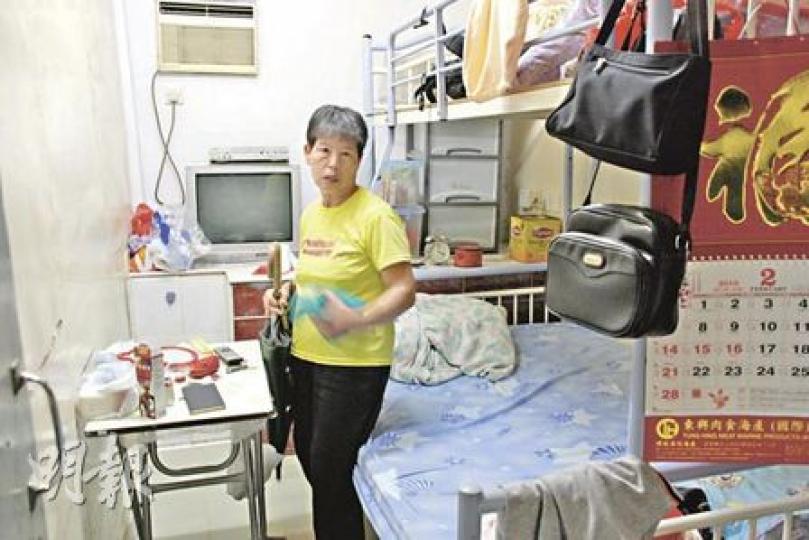 楊女士在紅梅谷村租住寮屋的出租房,面積不足100平方呎,安放雙人碌架牀後,餘下空間只能容納一張小摺枱。(屈俊樂攝) 楊女士在紅梅谷村租住寮屋的出租房,面積不足100平方呎,安放雙人碌架牀後,餘下空間只能容納一張小摺枱。(屈俊樂攝)