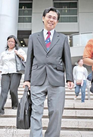 關振偉校長在庭外表示認同法庭的裁決,他對林老師十分信任。(朱永倫攝) 關振偉校長在庭外表示認同法庭的裁決,他對林老師十分信任。(朱永倫攝)