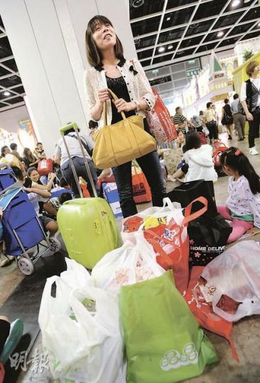 家庭主婦張女士昨與兩名朋友下午約1時到會展掃貨,3人在3個多小時共花了7000多元。她表示,最抵是買到一把廚刀,原價1000多元,場內平售598元,另外還有大量麵食、日本急凍蟹及八爪魚等,「有些估計可以食半年」。(余俊亮攝)每斤4300元的日本禾麻乾鮑5日清倉,賣出10斤,一隻不剩,安記海味董事總經理潘權輝表示,今年美食博覽的生意比去年多四成,無論是即食鮑魚還是乾鮑,都大受市民歡迎。(余俊亮攝) 家庭主婦張女士昨與兩名朋友下午約1時到會展掃貨,3人在3個多小時共花了7000多元。她表示,最抵是買到一把廚刀,原價1000多元,場內平售598元,另外還有大量麵食、日本急凍蟹及八爪魚等,「有些估計可以食半年」。(余俊亮攝)每斤4300元的日本禾麻乾鮑5日清倉,賣出10斤,一隻不剩,安記海味董事總經理潘權輝表示,今年美食博覽的生意比去年多四成,無論是即食鮑魚還是乾鮑,都大受市民歡迎。(余俊亮攝)