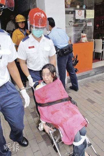 患有精神病的婦人昨聲稱要與兒子一起跳樓,幸10歲兒子報警,婦人事後送院檢驗。(蘇偉明攝)10歲男童見母親突然說要一起跳樓,報警求救,避免了一場慘劇,事後送院檢驗。(蘇偉明攝) 患有精神病的婦人昨聲稱要與兒子一起跳樓,幸10歲兒子報警,婦人事後送院檢驗。(蘇偉明攝)10歲男童見母親突然說要一起跳樓,報警求救,避免了一場慘劇,事後送院檢驗。(蘇偉明攝)