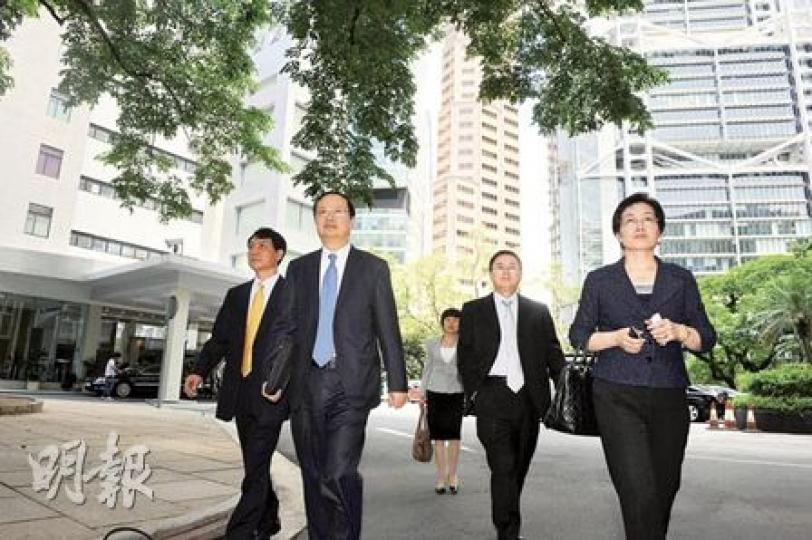 王建宙(左二)聯同中移動執行董事薛濤海(左一)、辛凡非(右一)等人,同特首曾蔭權禮節性拜訪,但可能資料有錯,摸錯門口去咗政府總部,之後獲知會晤地點在禮賓府,一行人急忙趕往禮賓府。(劉焌陶攝) 王建宙(左二)聯同中移動執行董事薛濤海(左一)、辛凡非(右一)等人,同特首曾蔭權禮節性拜訪,但可能資料有錯,摸錯門口去咗政府總部,之後獲知會晤地點在禮賓府,一行人急忙趕往禮賓府。(劉焌陶攝)