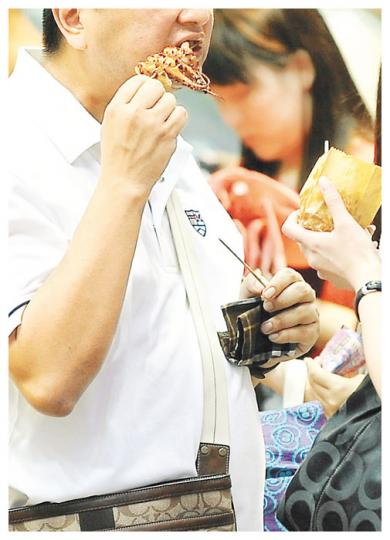 港人患癌新症較20年前多,原因與港人嗜吃高脂肪、高熱量食物,但少吃蔬菜和少做運動有關,「大肚腩」亦會增加患癌風險。(葉漢華攝) 港人患癌新症較20年前多,原因與港人嗜吃高脂肪、高熱量食物,但少吃蔬菜和少做運動有關,「大肚腩」亦會增加患癌風險。(葉漢華攝)