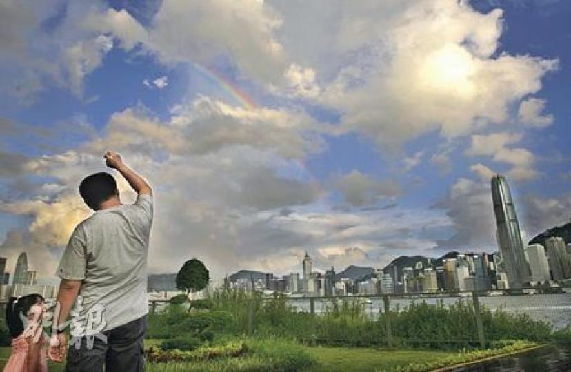 一道低壓槽昨為廣東沿岸帶來驟雨,雨後藍天重現,維港上空更出現彩虹。(郭慶輝攝) 一道低壓槽昨為廣東沿岸帶來驟雨,雨後藍天重現,維港上空更出現彩虹。(郭慶輝攝)