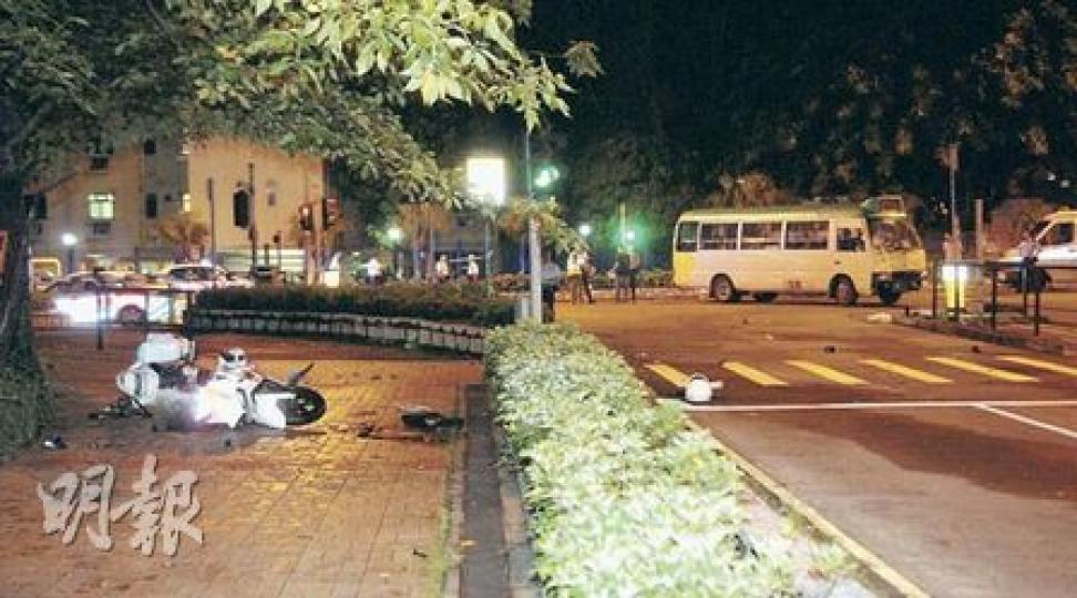 警察電單車沿粉嶺樓路駛至和睦路交界時,遭右轉專線小巴撞至飛彈逾10米衝上行人路,人仰馬翻,交警送院不治。(衛永康攝) 警察電單車沿粉嶺樓路駛至和睦路交界時,遭右轉專線小巴撞至飛彈逾10米衝上行人路,人仰馬翻,交警送院不治。(衛永康攝)