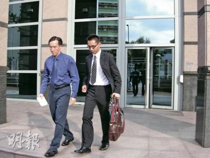 救護車車長梁文柿(左)昨認罪後被罰款3000元,急步離開法庭。(梁珮珊攝) 救護車車長梁文柿(左)昨認罪後被罰款3000元,急步離開法庭。(梁珮珊攝)