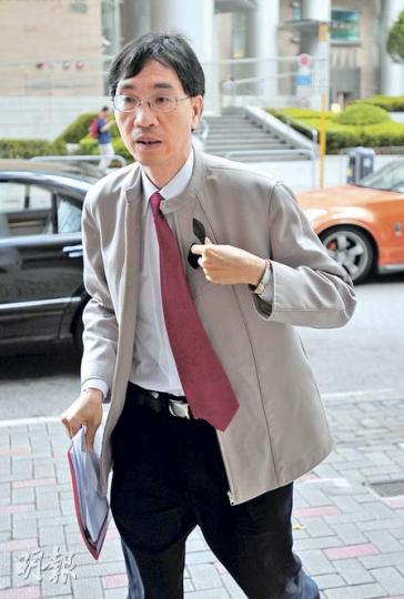歐化藥業代表律師問及能否測試病人免疫系統能力,袁國勇(圖)表示只有用「不道德的方法」,持續向病人餵服帶菌食物,觀察他們何時肚痛,何時離世,才能測試。(朱永倫攝) 歐化藥業代表律師問及能否測試病人免疫系統能力,袁國勇(圖)表示只有用「不道德的方法」,持續向病人餵服帶菌食物,觀察他們何時肚痛,何時離世,才能測試。(朱永倫攝)