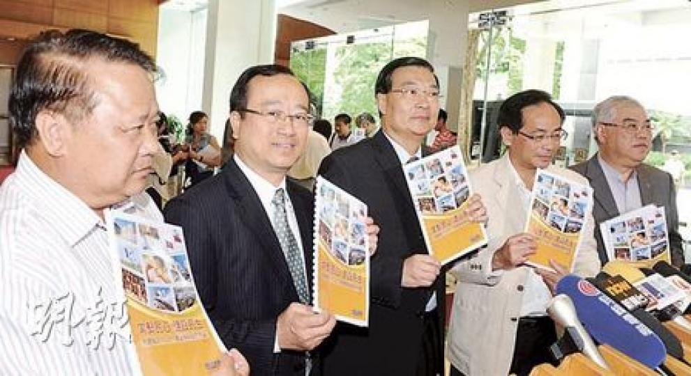 民建聯與特首曾蔭權會面時,除建議興建每年5000個居屋單位外,亦建議政府資助市民以折扣價購買私樓。左起為民建聯黃容根、陳鑑林、譚耀宗、葉國謙和黃定光。(劉焌陶攝) 民建聯與特首曾蔭權會面時,除建議興建每年5000個居屋單位外,亦建議政府資助市民以折扣價購買私樓。左起為民建聯黃容根、陳鑑林、譚耀宗、葉國謙和黃定光。(劉焌陶攝)