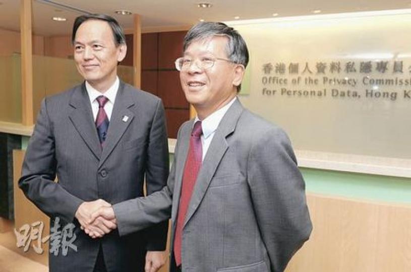 個人資料私隱專員蔣任宏(左)昨午與電訊管理局署理總監夏勇權(右)會面,歷時約1小時,會後雙方表示會衷誠合作,提醒電訊業界保障市民的客戶個人資料。(劉焌陶攝) 個人資料私隱專員蔣任宏(左)昨午與電訊管理局署理總監夏勇權(右)會面,歷時約1小時,會後雙方表示會衷誠合作,提醒電訊業界保障市民的客戶個人資料。(劉焌陶攝)