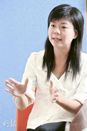 黃冰芬去年初由民建聯職員變成黨員,她說這可以更有承擔地服務社區,民建聯亦可名正言順地提供支持和協助。(陳淑安攝) 黃冰芬去年初由民建聯職員變成黨員,她說這可以更有承擔地服務社區,民建聯亦可名正言順地提供支持和協助。(陳淑安攝)