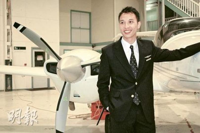 原本是醫生的Nelson笑容燦爛,穿上機師制服更加有型有款,被問及妻子會否擔心他成為機師後吸引大批空姐,他笑說﹕「唔會嘅,如果係咁,做醫生都會吸引到護士啦!」 (朱嘉欣攝) 原本是醫生的Nelson笑容燦爛,穿上機師制服更加有型有款,被問及妻子會否擔心他成為機師後吸引大批空姐,他笑說﹕「唔會嘅,如果係咁,做醫生都會吸引到護士啦!」 (朱嘉欣攝)