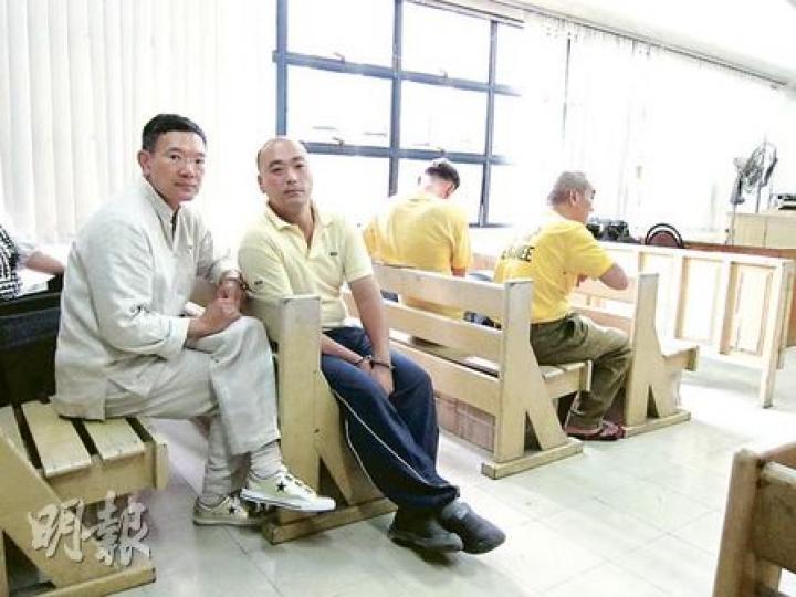 未被判刑已遭囚禁在菲律賓10年的港人張泰安（左二）昨戴着手銬上庭，旁聽同案被囚港人鄧先生（左三背向鏡頭者）向法庭作供，因法庭保安昨較寬鬆，記者及幫助張泰安的立法會議員謝偉俊（左一）可以與囚犯交談及拍照。（陳志偉攝）同樣在菲律賓被囚10年的港人鄧先生（圖）昨日在庭上作供時，偶爾情緒激動。（陳志偉攝）