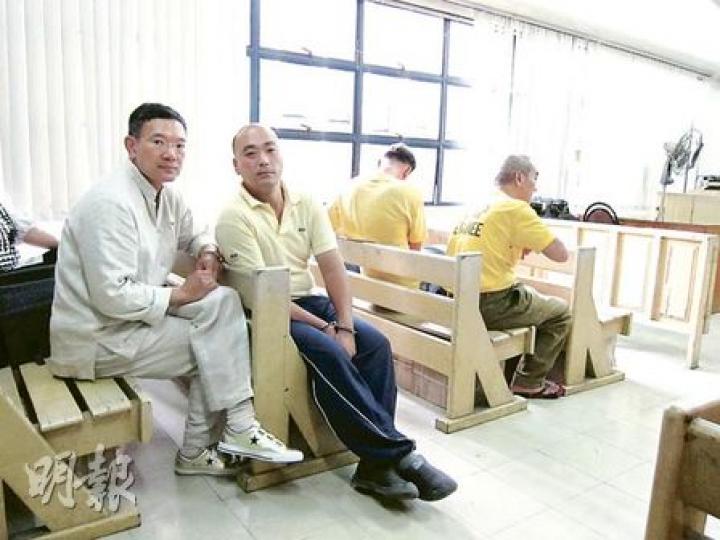 未被判刑已遭囚禁在菲律賓10年的港人張泰安(左二)昨戴着手銬上庭,旁聽同案被囚港人鄧先生(左三背向鏡頭者)向法庭作供,因法庭保安昨較寬鬆,記者及幫助張泰安的立法會議員謝偉俊(左一)可以與囚犯交談及拍照。(陳志偉攝)同樣在菲律賓被囚10年的港人鄧先生(圖)昨日在庭上作供時,偶爾情緒激動。(陳志偉攝) 未被判刑已遭囚禁在菲律賓10年的港人張泰安(左二)昨戴着手銬上庭,旁聽同案被囚港人鄧先生(左三背向鏡頭者)向法庭作供,因法庭保安昨較寬鬆,記者及幫助張泰安的立法會議員謝偉俊(左一)可以與囚犯交談及拍照。(陳志偉攝)同樣在菲律賓被囚10年的港人鄧先生(圖)昨日在庭上作供時,偶爾情緒激動。(陳志偉攝)