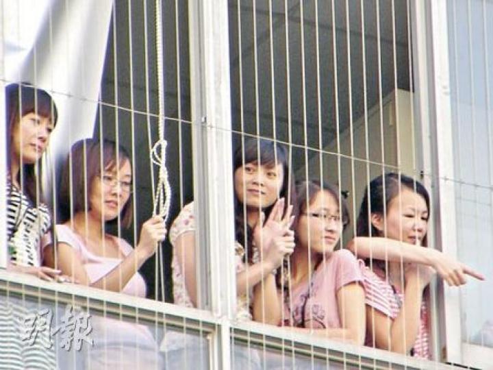 深圳富士康大部分員工昨天仍要上班,只能透過防護網向外觀望巡遊隊伍。(李泉攝) 深圳富士康大部分員工昨天仍要上班,只能透過防護網向外觀望巡遊隊伍。(李泉攝)