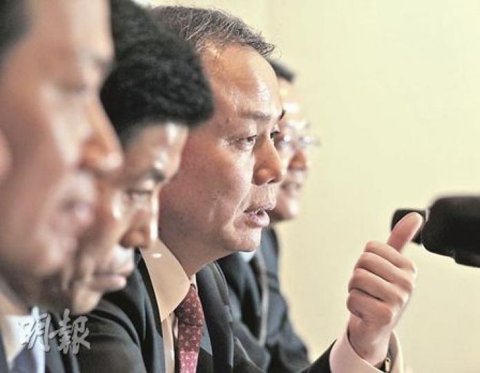 中國財險董事長吳焰（右二）說，母公司中國人保集團目前尚未有上市計劃和時間表，但上市仍是集團未來的目標。（劉焌陶攝）