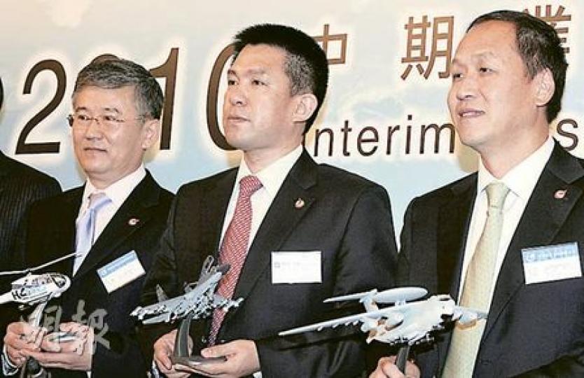 中航科工總經理譚瑞松(中)表示,母公司中航工業集團會以中航科工作為航空相關業務的上市旗艦,目標3年後公司市值達1000億元。圖左為副總經理王軍,右為副總經濟師李平。(劉焌陶攝) 中航科工總經理譚瑞松(中)表示,母公司中航工業集團會以中航科工作為航空相關業務的上市旗艦,目標3年後公司市值達1000億元。圖左為副總經理王軍,右為副總經濟師李平。(劉焌陶攝)