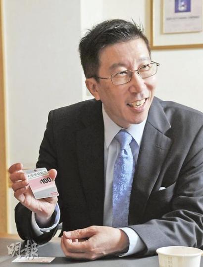 大家樂去年起在灣仔及金鐘兩間分店增設自助售票機,食客透過輕觸式屏幕點選食物後,以八達通付款,再憑彈出的收據到櫃枱領取食物。售票機供選擇的食物款式不及牆上餐牌多,但勝在不用排長龍。(余俊亮攝) 大家樂去年起在灣仔及金鐘兩間分店增設自助售票機,食客透過輕觸式屏幕點選食物後,以八達通付款,再憑彈出的收據到櫃枱領取食物。售票機供選擇的食物款式不及牆上餐牌多,但勝在不用排長龍。(余俊亮攝)