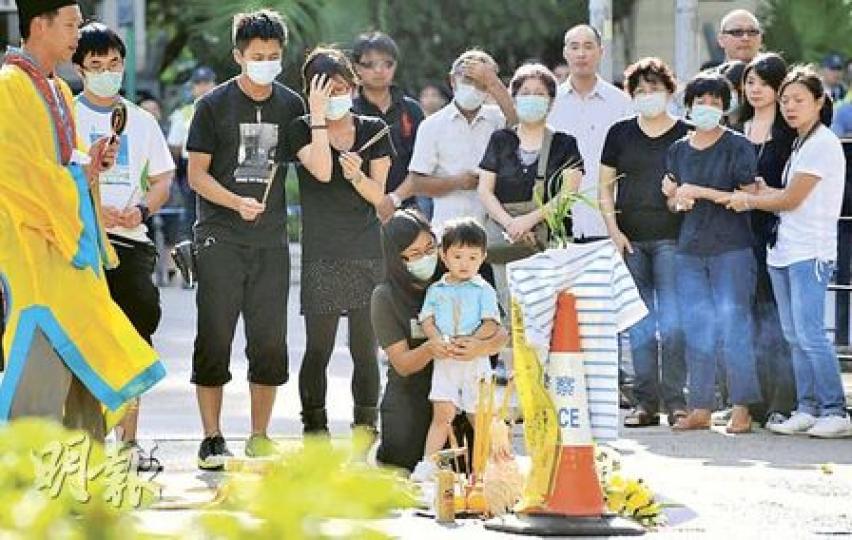 梁鼎崙的妻子(跪地者)及十多名親友到意外現場拜祭時傷心痛哭,兩歲兒子似乎不懂喪父之痛,上香祭父時一臉茫然。(余俊亮攝) 梁鼎崙的妻子(跪地者)及十多名親友到意外現場拜祭時傷心痛哭,兩歲兒子似乎不懂喪父之痛,上香祭父時一臉茫然。(余俊亮攝)