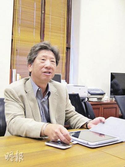 湯家驊雖然以「心高氣傲,眼光淺窄」8個字批評公民黨,但他不願離開一班新界東戰友,因此並沒有考慮退黨。(陳雪玲攝) 湯家驊雖然以「心高氣傲,眼光淺窄」8個字批評公民黨,但他不願離開一班新界東戰友,因此並沒有考慮退黨。(陳雪玲攝)