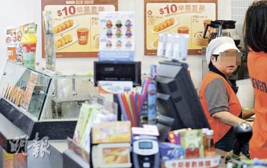 7-11最近以小食檔經銷商「亞洲激成」欠薪為由，取消其營運權，對方反指7-11有員工涉在深夜偷取小食檔的魚蛋燒賣出售圖私利。圖為7-11其中一個小食檔。（林振東攝）