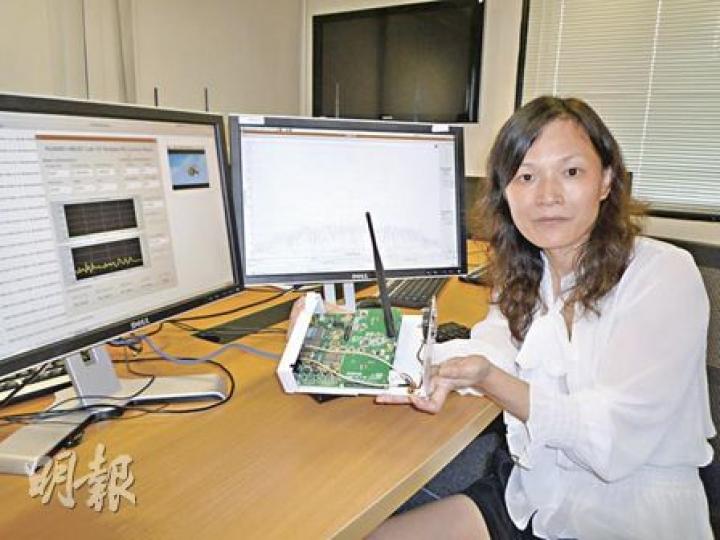 科大教授張黔手上的「認知無線電」,將來可縮小至類似Wi-Fi小晶片,而她身旁的電腦分析接收器探測到哪條頻道未有人使用,可即時在設計限時內找出空出頻譜作傳輸,確保傳送穩定。(彭美芳攝) 科大教授張黔手上的「認知無線電」,將來可縮小至類似Wi-Fi小晶片,而她身旁的電腦分析接收器探測到哪條頻道未有人使用,可即時在設計限時內找出空出頻譜作傳輸,確保傳送穩定。(彭美芳攝)