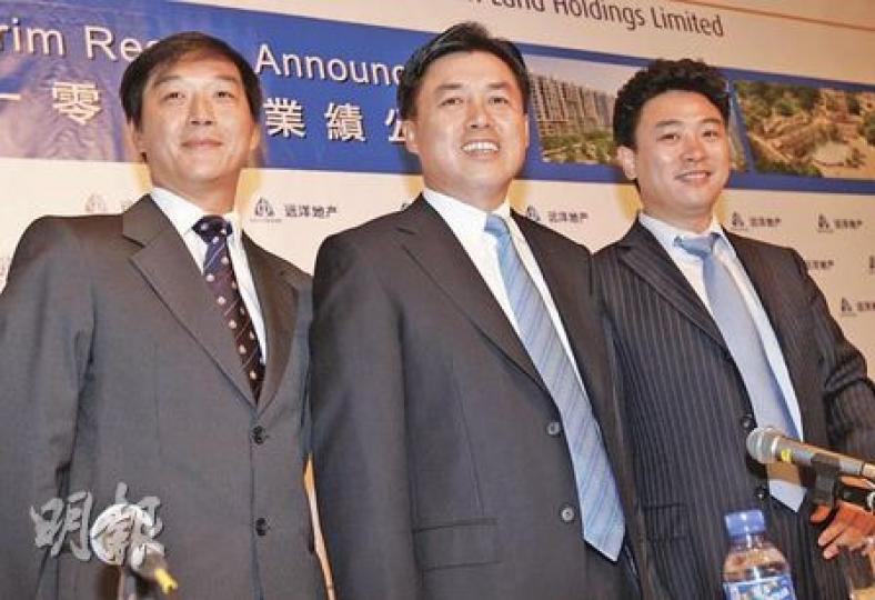 遠洋地產行政總裁李明(中)表示,支持限制發展商動用預售樓花資金的政策。(李紹昌攝)奧園主席兼行政總裁郭梓文表示,中央的政策旨在保持房地產健康發展,估計房地產市場在今年第四季度會復蘇。(陳智良攝) 遠洋地產行政總裁李明(中)表示,支持限制發展商動用預售樓花資金的政策。(李紹昌攝)奧園主席兼行政總裁郭梓文表示,中央的政策旨在保持房地產健康發展,估計房地產市場在今年第四季度會復蘇。(陳智良攝)