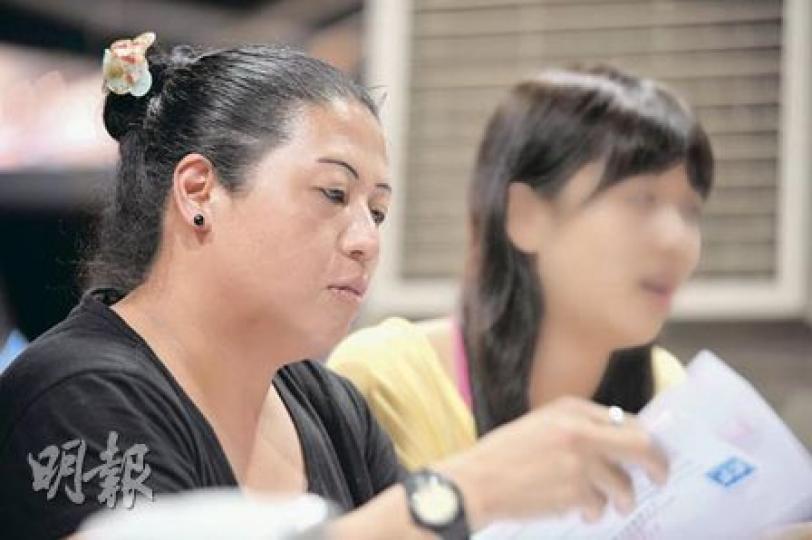 莊太(左)發現女兒Serina(右)報讀的倫敦國際班遊學團,竟然全數是中國學生,全程主要說廣東話,說英語的機會很少,她感到憤怒,批評主辦的EF說:「你不可以當無知家長是水魚,隨便讓旅行團搵笨,3萬元是很辛苦才省下來的血汗錢,如果你一早說是香港班,我們一定不會報。」(朱永倫攝)1965年成立的EF,於全球50國家設學校及辦事處,圖為銅鑼灣的香港辦事處。香港EF今年舉辦遊學團約30個。(李紹昌攝) 莊太(左)發現女兒Serina(右)報讀的倫敦國際班遊學團,竟然全數是中國學生,全程主要說廣東話,說英語的機會很少,她感到憤怒,批評主辦的EF說:「你不可以當無知家長是水魚,隨便讓旅行團搵笨,3萬元是很辛苦才省下來的血汗錢,如果你一早說是香港班,我們一定不會報。」(朱永倫攝)1965年成立的EF,於全球50國家設學校及辦事處,圖為銅鑼灣的香港辦事處。香港EF今年舉辦遊學團約30個。(李紹昌攝)