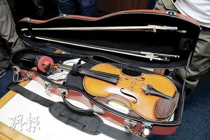 警方尋回的琴盒，內有Gaetano Guadagnini II手製的小提琴，以及francois peccatte琴弓，價值超過250萬元，所有物品完好無缺。（蔡方山攝）