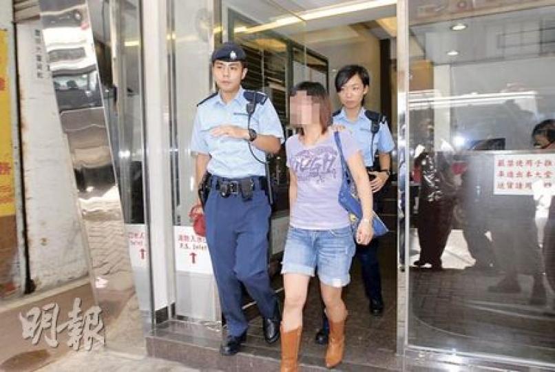 持腐蝕液到黃埔青少年軍校深圳分校香港辦事處找職員理論的婦人,被警方拘捕帶署扣查。(劉友光攝)警員將婦人帶來的一樽腐蝕液檢走化驗。(劉友光攝) 持腐蝕液到黃埔青少年軍校深圳分校香港辦事處找職員理論的婦人,被警方拘捕帶署扣查。(劉友光攝)警員將婦人帶來的一樽腐蝕液檢走化驗。(劉友光攝)
