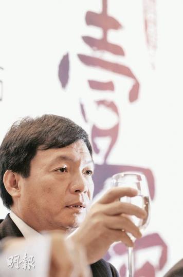 雅居樂主席陳卓林預計,今年下半年,政策會維持平穩,消費者的信心回暖,在剛性需求下,公司一定能完成目標。此外,公司會採取審慎的定價策略,不會輕易跟風減價。(劉焌陶攝) 雅居樂主席陳卓林預計,今年下半年,政策會維持平穩,消費者的信心回暖,在剛性需求下,公司一定能完成目標。此外,公司會採取審慎的定價策略,不會輕易跟風減價。(劉焌陶攝)