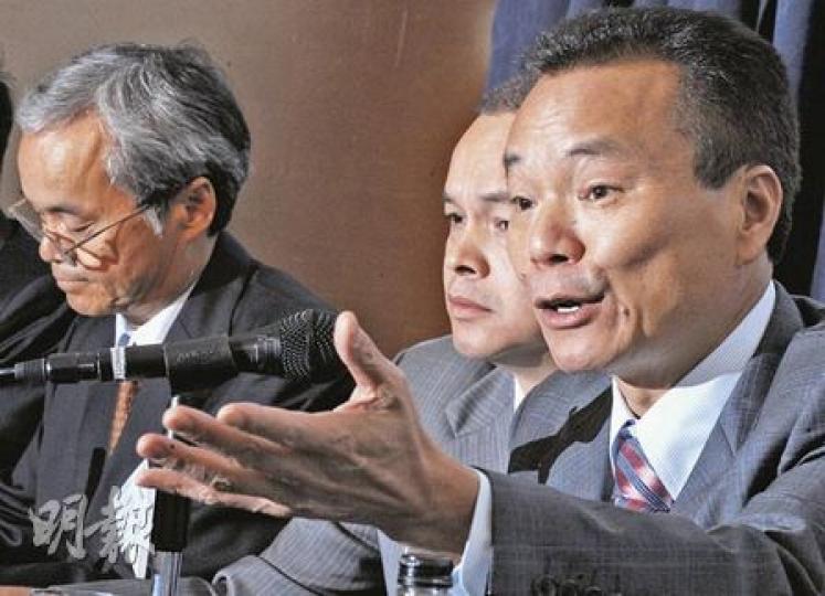 建滔化工主席張國榮(右一)表示,不會放棄建滔的本業,會繼續擴大產能,因為本業的盈利能力非常強勁。(劉焌陶攝) 建滔化工主席張國榮(右一)表示,不會放棄建滔的本業,會繼續擴大產能,因為本業的盈利能力非常強勁。(劉焌陶攝)