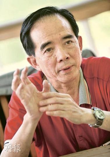 經常勸人多讀書嘅資深物業投資者何鐵城稱,持有長洲山頂道屋地,或有機會同少林寺合作,於該地作少林寺在港總部。(余俊亮攝) 經常勸人多讀書嘅資深物業投資者何鐵城稱,持有長洲山頂道屋地,或有機會同少林寺合作,於該地作少林寺在港總部。(余俊亮攝)