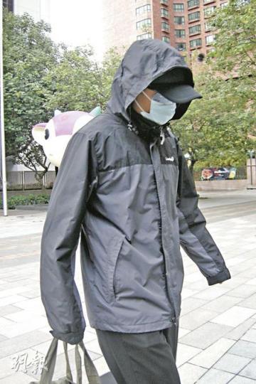 註冊執業西醫湯勇文昨獲判非禮罪名不成立,離開法院時戴上墨鏡、口罩及鴨舌帽,逃避傳媒訪攝。(利嘉茵攝) 註冊執業西醫湯勇文昨獲判非禮罪名不成立,離開法院時戴上墨鏡、口罩及鴨舌帽,逃避傳媒訪攝。(利嘉茵攝)