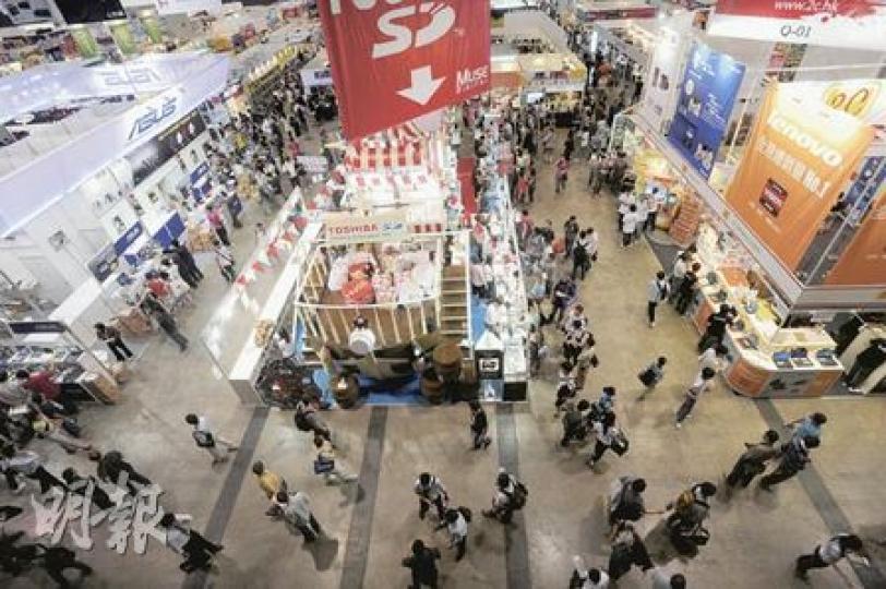 今年「香港電腦通訊節」人流疏落,每條通道均暢通無阻,與去年人多擠迫的情况相距甚遠。(尹錦恩攝) 今年「香港電腦通訊節」人流疏落,每條通道均暢通無阻,與去年人多擠迫的情况相距甚遠。(尹錦恩攝)