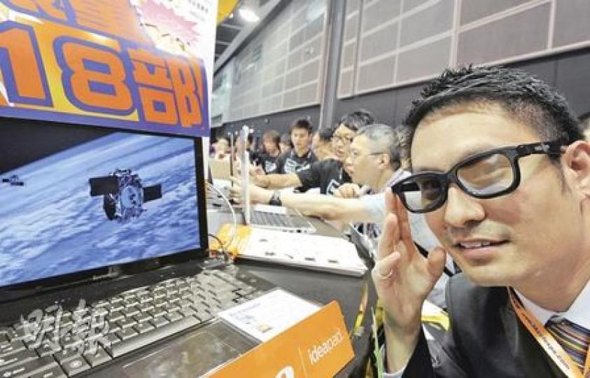 Lenovo負責人黃家健戴上3D眼鏡,向在場記者介紹最新推出的3D筆記簿型電腦。(尹錦恩攝) Lenovo負責人黃家健戴上3D眼鏡,向在場記者介紹最新推出的3D筆記簿型電腦。(尹錦恩攝)