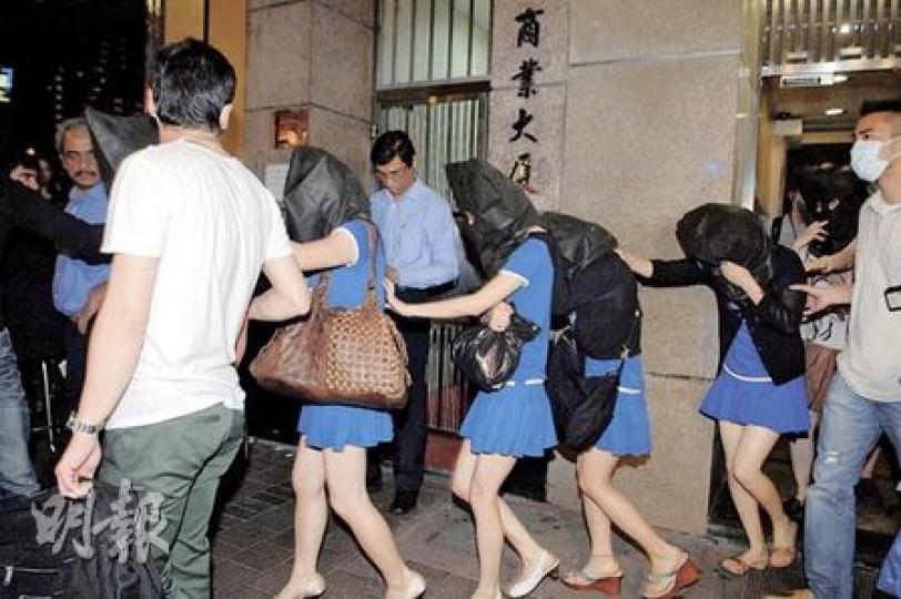 警方在足浴店內拘捕4名穿著短裙制服、涉嫌賣淫的雙程證內地女子。（衛永康攝）