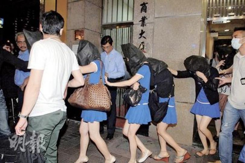 警方在足浴店內拘捕4名穿著短裙制服、涉嫌賣淫的雙程證內地女子。(衛永康攝) 警方在足浴店內拘捕4名穿著短裙制服、涉嫌賣淫的雙程證內地女子。(衛永康攝)