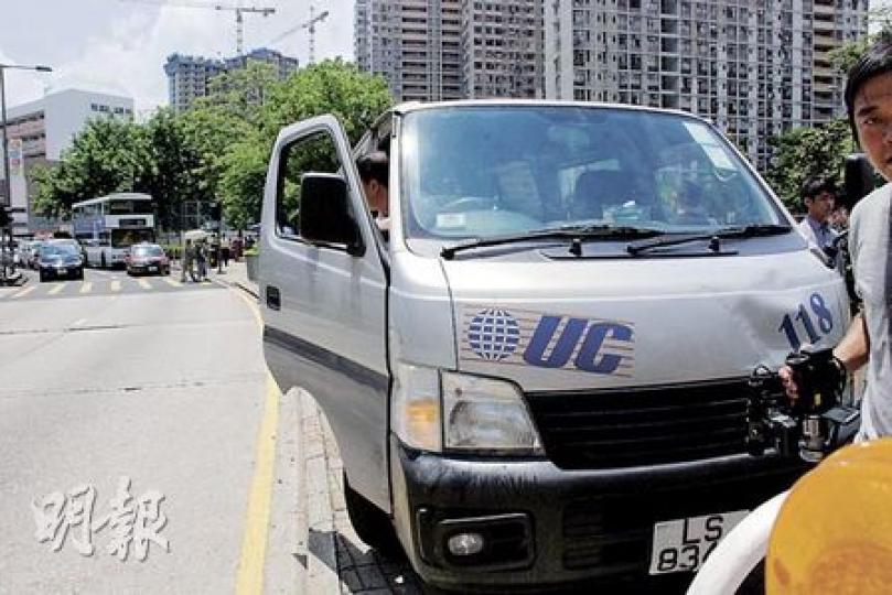 撞倒兩名男童的客貨車,左邊車頭微凹,駛至前面路邊停下等候警方調查。(屈俊樂攝)被車撞的8歲男童手腳受傷,送院時用手掩臉,搶救後情况嚴重。(劉友光攝)兩名男童手持麥當勞外賣過馬路時遭客貨車撞倒,薯條散滿一地。(屈俊樂攝) 撞倒兩名男童的客貨車,左邊車頭微凹,駛至前面路邊停下等候警方調查。(屈俊樂攝)被車撞的8歲男童手腳受傷,送院時用手掩臉,搶救後情况嚴重。(劉友光攝)兩名男童手持麥當勞外賣過馬路時遭客貨車撞倒,薯條散滿一地。(屈俊樂攝)
