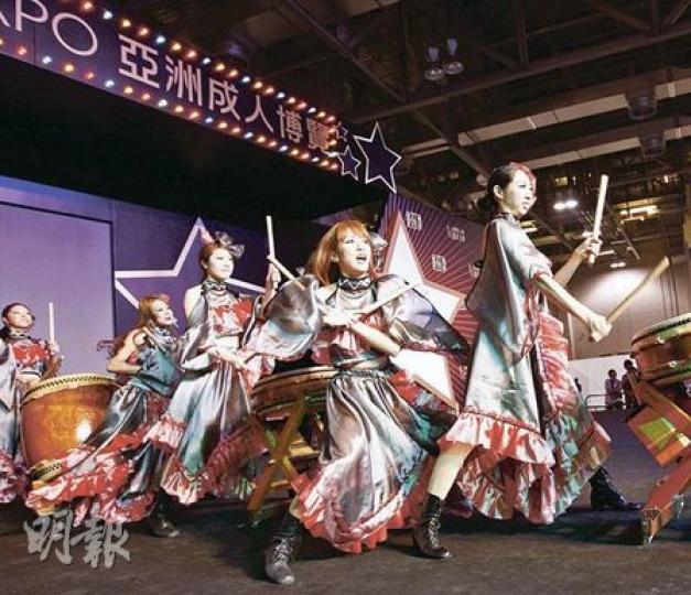 今年亞洲成人博覽有約40個參展商參加,大會安排舞蹈員表演擊鼓舞蹈。(李紹昌攝)亞洲成人博覽昨日在澳門舉行,吸引不少年輕女性參觀。(李紹昌攝)吹氣公仔除有經典的Mary,亦有美國總統奧巴馬。有別於其他「吹氣男」,吹氣奧巴馬的腰下位置沒有矽膠做的假陽具。(李紹昌攝) 今年亞洲成人博覽有約40個參展商參加,大會安排舞蹈員表演擊鼓舞蹈。(李紹昌攝)亞洲成人博覽昨日在澳門舉行,吸引不少年輕女性參觀。(李紹昌攝)吹氣公仔除有經典的Mary,亦有美國總統奧巴馬。有別於其他「吹氣男」,吹氣奧巴馬的腰下位置沒有矽膠做的假陽具。(李紹昌攝)