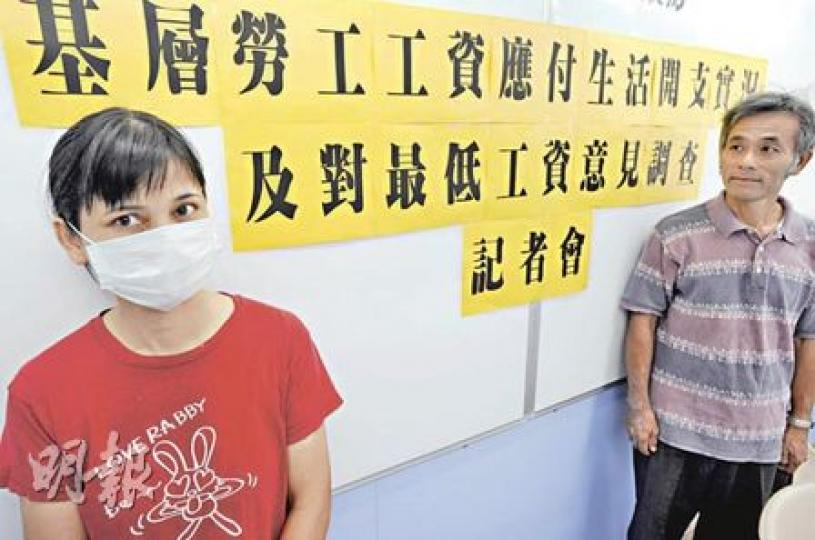 「對基層家庭而言,有誰不是為家庭生活而工作?最低工資若不把家庭生活保障列為考慮,便非常冷血。」任職保安的劉先生(右)和校工阿玲(左)期望最低工資時薪可超過30元,才能應付家庭經濟需要。(尹錦恩攝) 「對基層家庭而言,有誰不是為家庭生活而工作?最低工資若不把家庭生活保障列為考慮,便非常冷血。」任職保安的劉先生(右)和校工阿玲(左)期望最低工資時薪可超過30元,才能應付家庭經濟需要。(尹錦恩攝)