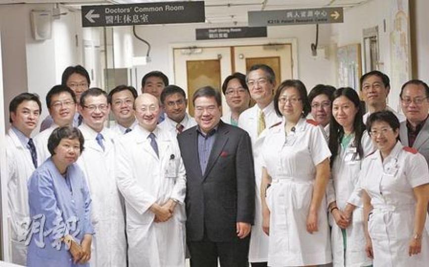 瑪麗醫院成功進行全港首宗心肝同步移植手術,醫管局主席胡定旭(中穿黑西裝)昨日到醫院祝賀醫護團隊,包括領軍的外科部門主管、「換肝之父」范上達教授(胡定旭左旁)、外科部肝臟移植講座教授盧寵茂(胡右方繫黃領帶)等。(李紹昌攝)瑪麗醫院多名醫護對成功用「兩肝一心」救活兩人感鼓舞,昨日在記者會上分享長達18小時的手術過程。(李紹昌攝) 瑪麗醫院成功進行全港首宗心肝同步移植手術,醫管局主席胡定旭(中穿黑西裝)昨日到醫院祝賀醫護團隊,包括領軍的外科部門主管、「換肝之父」范上達教授(胡定旭左旁)、外科部肝臟移植講座教授盧寵茂(胡右方繫黃領帶)等。(李紹昌攝)瑪麗醫院多名醫護對成功用「兩肝一心」救活兩人感鼓舞,昨日在記者會上分享長達18小時的手術過程。(李紹昌攝)