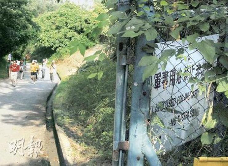 青出操炮區的鐵閘掛有「軍事用地,禁止非法進入」警告牌(右),但鐵閘中門大開,警告牌亦背向入口,難以察覺,每日都有大量行山客進出。(林錫禮攝) 青出操炮區的鐵閘掛有「軍事用地,禁止非法進入」警告牌(右),但鐵閘中門大開,警告牌亦背向入口,難以察覺,每日都有大量行山客進出。(林錫禮攝)