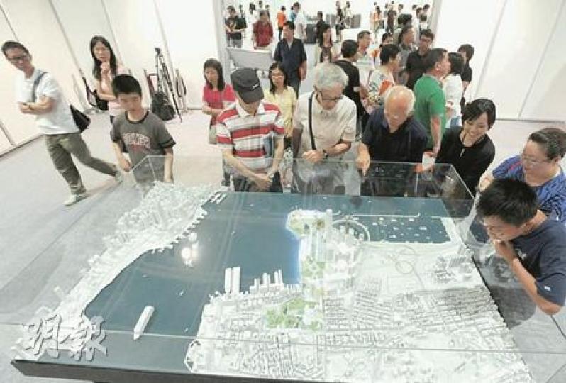 西九文化區3個概念規劃方案,昨日整日在會展展出,吸引不少關心城市規劃的市民前往參觀。(尹錦恩攝) 西九文化區3個概念規劃方案,昨日整日在會展展出,吸引不少關心城市規劃的市民前往參觀。(尹錦恩攝)