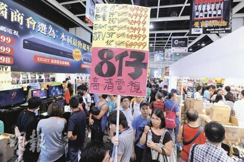 有電腦通訊節攤位負責人表示生意較往年差三四成,故提早割價銷貨,場內有不少「人肉廣告牌」推銷優惠貨。(尹錦恩攝) 有電腦通訊節攤位負責人表示生意較往年差三四成,故提早割價銷貨,場內有不少「人肉廣告牌」推銷優惠貨。(尹錦恩攝)