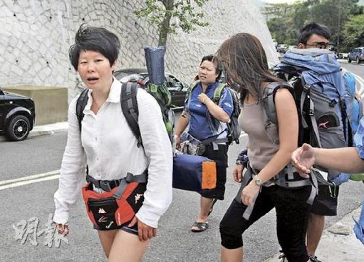 遇溺驚魂中的女事主(左),安全返回營地後與友人拆營回程離去,對惹起誤會深感歉意。(樊銳昌攝) 遇溺驚魂中的女事主(左),安全返回營地後與友人拆營回程離去,對惹起誤會深感歉意。(樊銳昌攝)