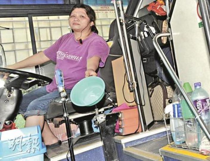 尖沙嘴遊客區內因旅遊巴咪表車位嚴重不足,苦了旅遊巴司機,女司機梁太指不少司機如她都試過因尿急加上無位泊車,被迫在車上以膠兜(圖)或膠樽解決,她希望政府能增區內車位。(尹錦恩攝)尖東華懋廣場缺乏咪表車位,不少旅遊巴都「雙行泊車」或停在黃格之內,不單涉違反交通條例,更造成危險。(尹錦恩攝)遊客David Rowlands同情旅遊巴司機無法停車上洗手間的苦况。他建議政府應於遊客點不遠處的空置土地提供更多車位。(林景輝攝) 尖沙嘴遊客區內因旅遊巴咪表車位嚴重不足,苦了旅遊巴司機,女司機梁太指不少司機如她都試過因尿急加上無位泊車,被迫在車上以膠兜(圖)或膠樽解決,她希望政府能增區內車位。(尹錦恩攝)尖東華懋廣場缺乏咪表車位,不少旅遊巴都「雙行泊車」或停在黃格之內,不單涉違反交通條例,更造成危險。(尹錦恩攝)遊客David Rowlands同情旅遊巴司機無法停車上洗手間的苦况。他建議政府應於遊客點不遠處的空置土地提供更多車位。(林景輝攝)