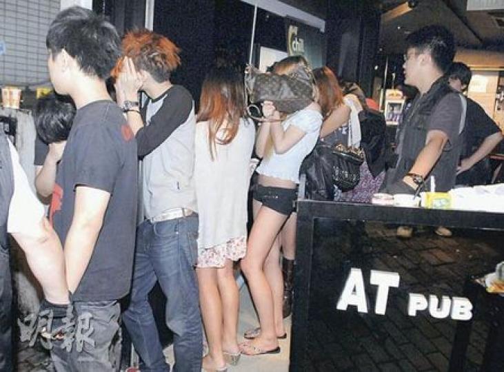 警方在「迷幻派對」內發現有21名參加者不足16歲,部分少女穿熱褲赴會,全部被帶走問話。(胡永輝攝) 警方在「迷幻派對」內發現有21名參加者不足16歲,部分少女穿熱褲赴會,全部被帶走問話。(胡永輝攝)