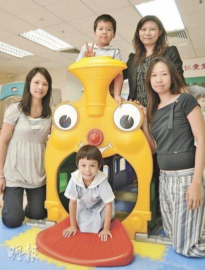 仁愛堂陳鄭玉而幼稚園校長黎燕芬(後排右一)建議家長不要申報過多直資和私立小學,免增挫敗感。家長龐太(前排右一)的長子龐天霖(後排中),將於9月升讀直資名校英華小學,相信入讀名校有較佳保障。黃太(左)則會讓明年才升小一的女兒黃昊朗(前排中)順其自然,不會刻意栽培。(葉漢華攝) 仁愛堂陳鄭玉而幼稚園校長黎燕芬(後排右一)建議家長不要申報過多直資和私立小學,免增挫敗感。家長龐太(前排右一)的長子龐天霖(後排中),將於9月升讀直資名校英華小學,相信入讀名校有較佳保障。黃太(左)則會讓明年才升小一的女兒黃昊朗(前排中)順其自然,不會刻意栽培。(葉漢華攝)