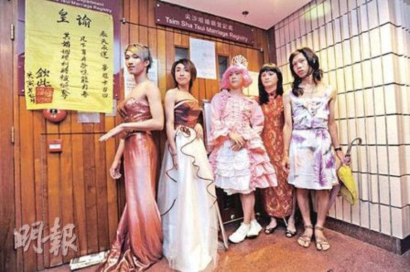 「彩虹行動」約10名成員包括喜歡易服的抗議者(圖)昨到尖沙嘴文化中心婚姻登記處貼出「皇諭」抗議,不滿早前政府代表律師在變性人W爭取結婚權的案件中,曾發表「有能力生育才是真女性」的言論。抗議者認為此乃侮辱女性及跨性別人士,要求政府代表律師公開道歉。(尹錦恩攝) 「彩虹行動」約10名成員包括喜歡易服的抗議者(圖)昨到尖沙嘴文化中心婚姻登記處貼出「皇諭」抗議,不滿早前政府代表律師在變性人W爭取結婚權的案件中,曾發表「有能力生育才是真女性」的言論。抗議者認為此乃侮辱女性及跨性別人士,要求政府代表律師公開道歉。(尹錦恩攝)