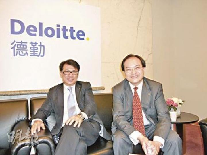 德勤的何錦榮(右)認為,內房股可增加融資渠道,其中可考慮發展商業項目,透過銀行融資或與海外基金合作。左為德勤上巿服務中國聯席主管合伙人曾順福。(鄧雅各攝) 德勤的何錦榮(右)認為,內房股可增加融資渠道,其中可考慮發展商業項目,透過銀行融資或與海外基金合作。左為德勤上巿服務中國聯席主管合伙人曾順福。(鄧雅各攝)