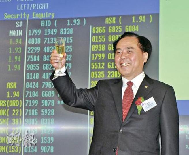 西部水泥股價昨天逆市上升,董事長張繼民笑容滿面。圖為張繼民在掛牌儀式上舉杯,以示慶祝。(陳淑安攝) 西部水泥股價昨天逆市上升,董事長張繼民笑容滿面。圖為張繼民在掛牌儀式上舉杯,以示慶祝。(陳淑安攝)